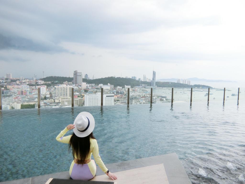 Llx Apartments At The Base Condo Pattaya Exteriör bild